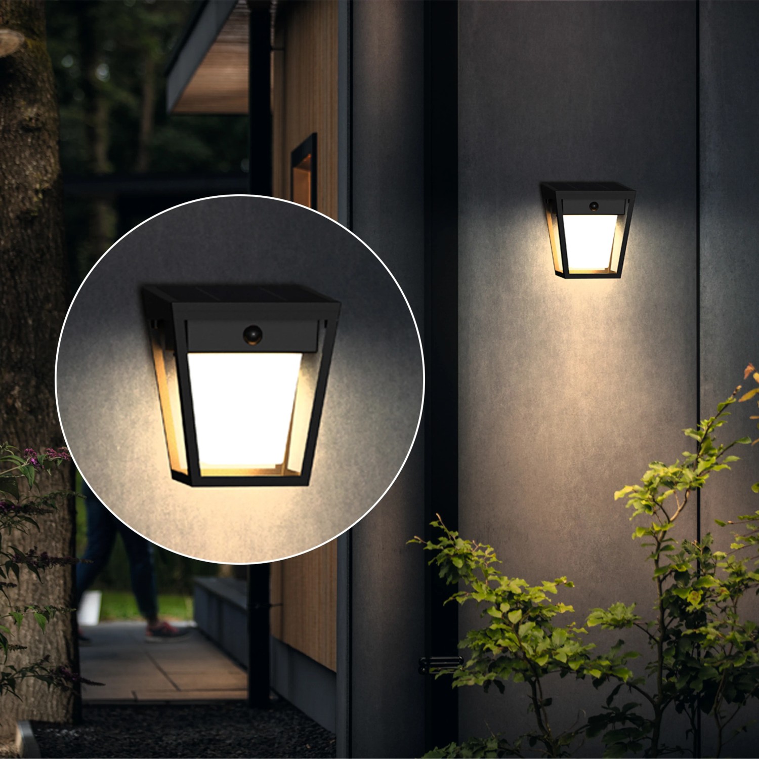 Schwarze Philips Nissa Solar Wandleuchte mit Bewegungssensor an Hauswand.