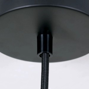 Detailaufnahme der schwarzen Orion Hängeleuchte Nora mit Textilkabel und E27 Fassung.