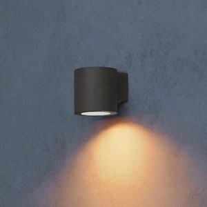 Moderne, schwarze Philips Fylx Außenwandleuchte aus Aluminium. Wetterfest und langlebig.