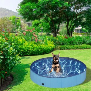 Blauer, faltbarer Relaxdays Hundepool aus Kunststoff mit Hund im Garten.
