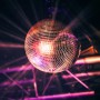Silberne Discokugel aus Glas, 30 cm Durchmesser, reflektiert bunte Lichtstrahlen für Party-Deko und Lichteffekte.