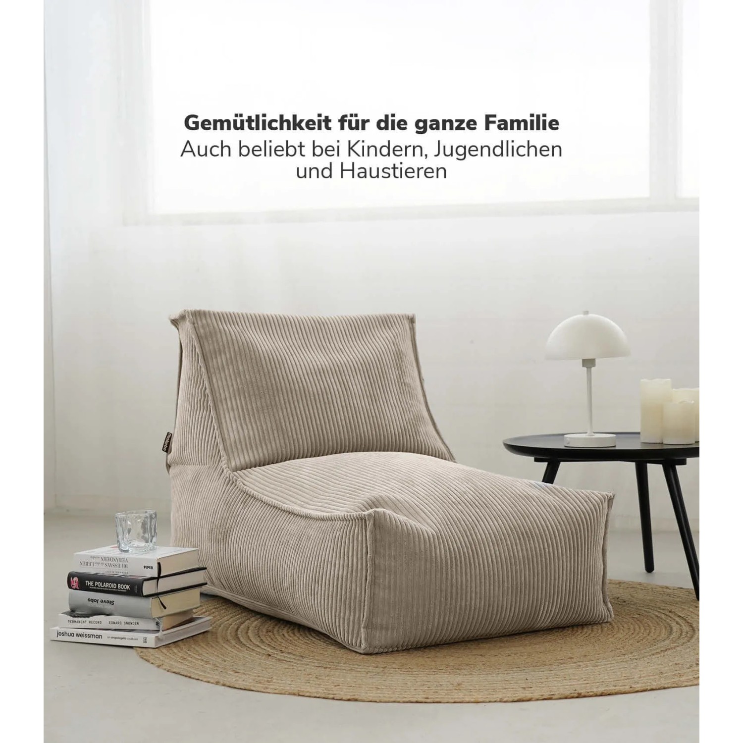 Beiger mokebo Sitzsack aus Cord, Relaxliege oder Bodenkissen im Wohnzimmer.