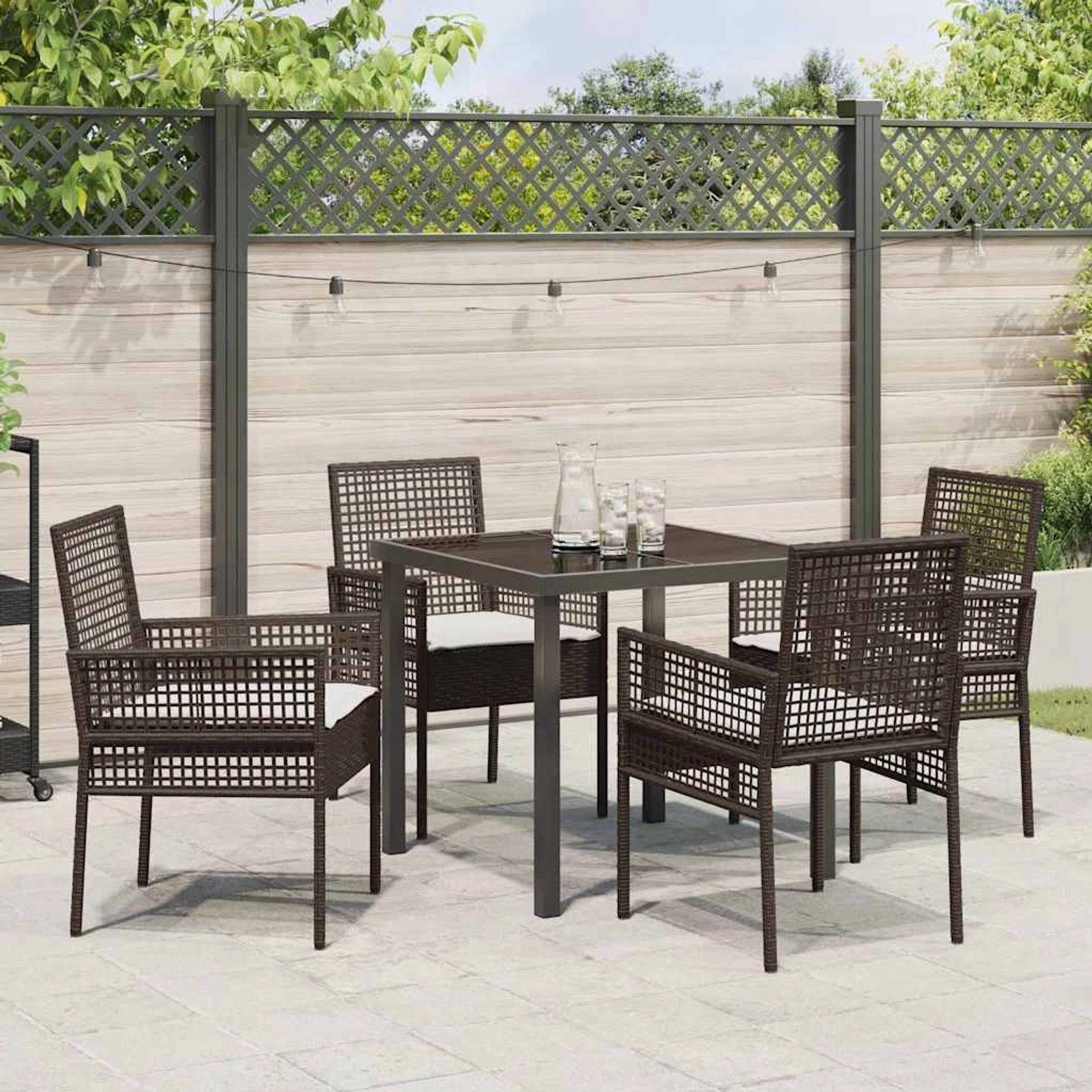 5-teiliges Garten Esszimmer Set aus braunem Rattan mit Tisch und vier Stühlen mit Kissen.