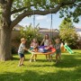 Bunte Relaxdays Nestschaukel mit Kindern im Garten. Die Schaukel hat ein Kissen und Griffe und hängt an einem Baum.