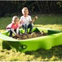 Grüner BIG Sandkasten Sandy mit zwei spielenden Kindern im Garten. Abdeckung vorhanden.