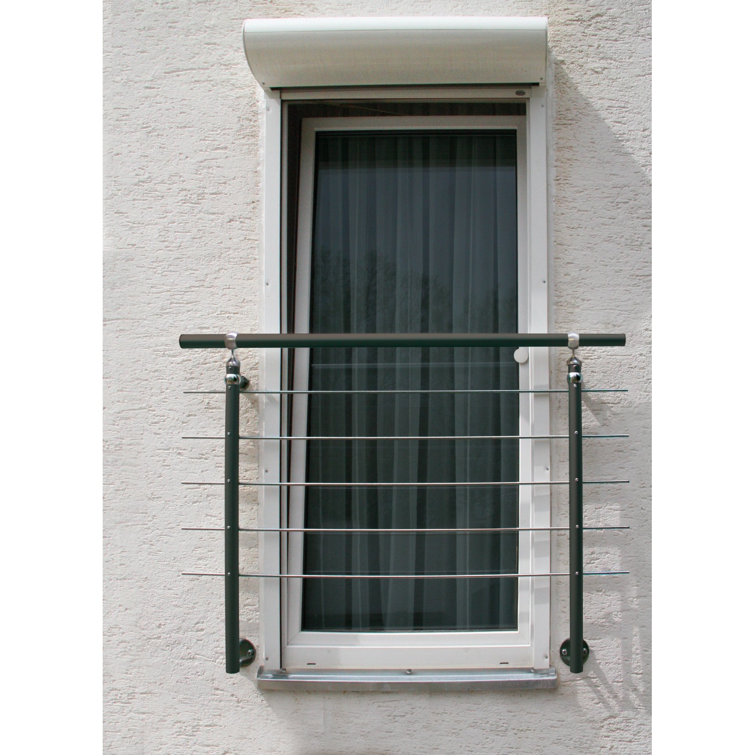 Treba Wand-Set Halter WS1 für französischen Balkon aus Edelstahl am Fenster.