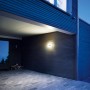 Beleuchtete Steinel LED-Hausnummernleuchte L 1 N an dunkler Hauswand.