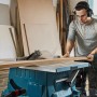 Bosch Professional GTS 254 Tischkreissäge im Einsatz mit Absaugung.