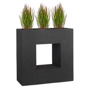 Anthrazitfarbener Pflanzwerk Vista Premium Pflanzkübel, 66 cm hoch, mit Bepflanzung.