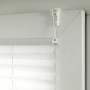 Detailaufnahme: Weißes Gardinia Plissee Bella Blätter, blickdicht, mit Klemmträger am Fenster.