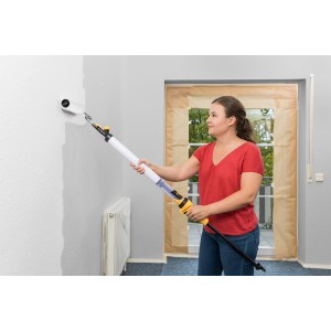 Frau streicht Wand mit Wagner EasyRoll Farbroller 23 cm. Einfache Anwendung, kein Farbeimer nötig.