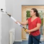 Frau streicht Wand mit Wagner EasyRoll Farbroller 23 cm. Einfache Anwendung, kein Farbeimer nötig.