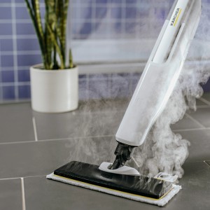 Kärcher Dampfreiniger mit Universal Feinstfaser-Bodentüchern im Einsatz auf Fliesen.