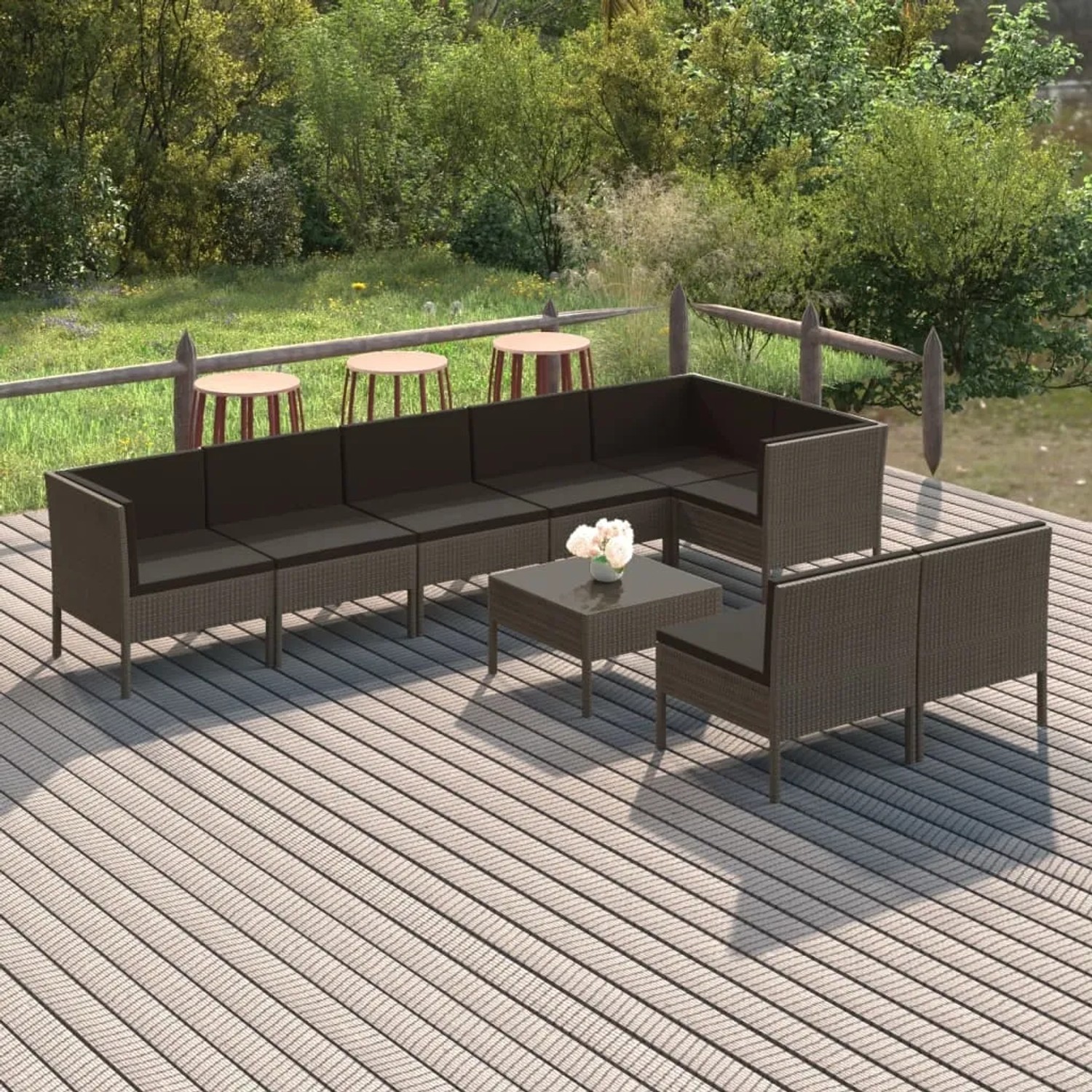 Graues 9-teiliges Garten Lounge Set aus Rattan mit anthrazitfarbenen Auflagen und Tisch.