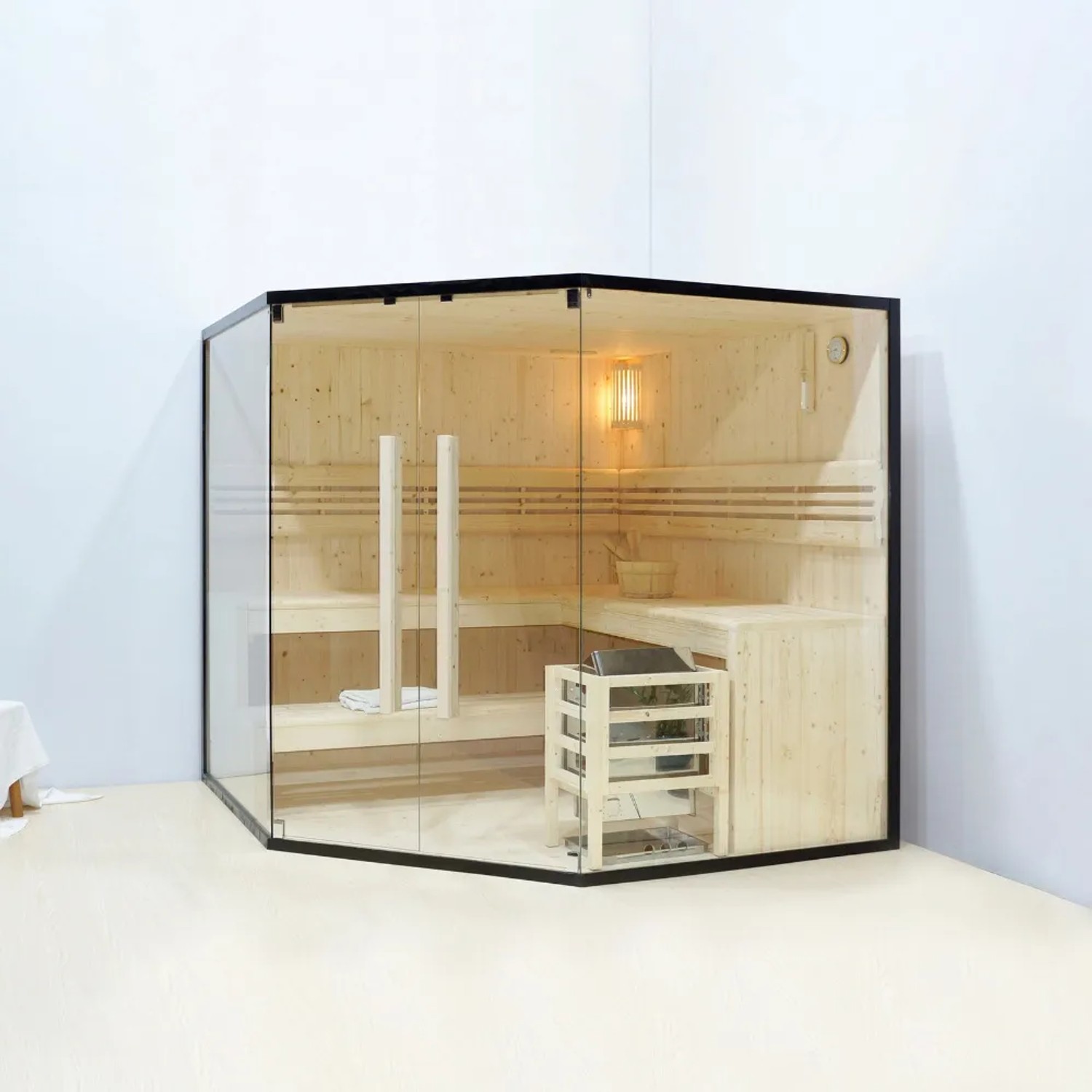 Schwarze Home Deluxe Sauna SHADOW BIG XL für 6 Personen mit Glasfront und Fichtenholz.