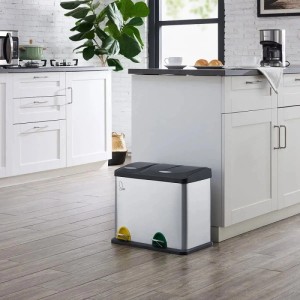 Silberner Edelstahl Mülleimer mit 2 Fächern (26L) und farbigen Pedalen für Mülltrennung in moderner Küche.