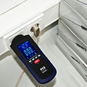 PCE Instruments Installationstester RCD 1 im Einsatz an einer Steckdose. Digitalanzeige und Testknopf sichtbar.