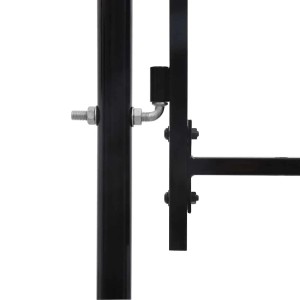 Schwarzes Gartentor-Scharnier aus pulverbeschichtetem Stahl, am Pfosten befestigt. Detail des Doppelflügel-Gartentors.