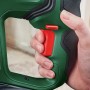Hand betätigt roten Auslöser am grünen Bosch Akku-Bohrhammer Universal Hammer 18V.