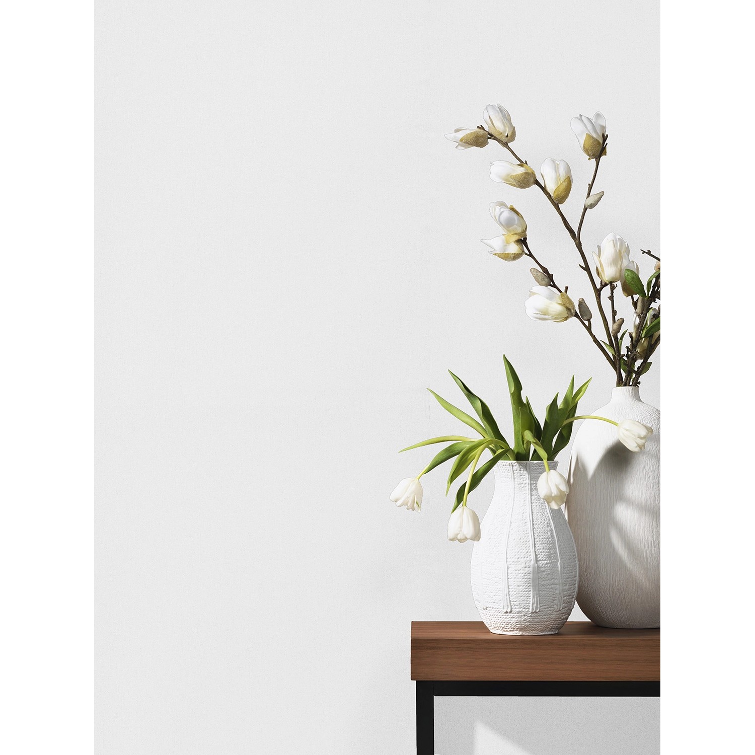 Detailaufnahme der creme-farbenen Guido Maria Kretschmer Vliestapete mit Reliefstruktur im Raum.