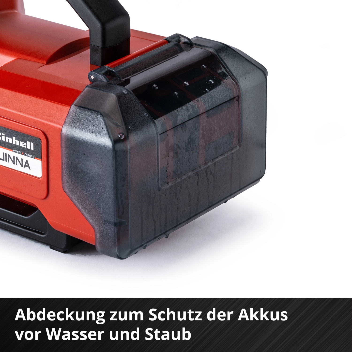 Einhell Aquinna Akku-Gartenpumpe, Detailaufnahme der Akkuabdeckung. Elektro-Pumpe in Rot und Schwarz.