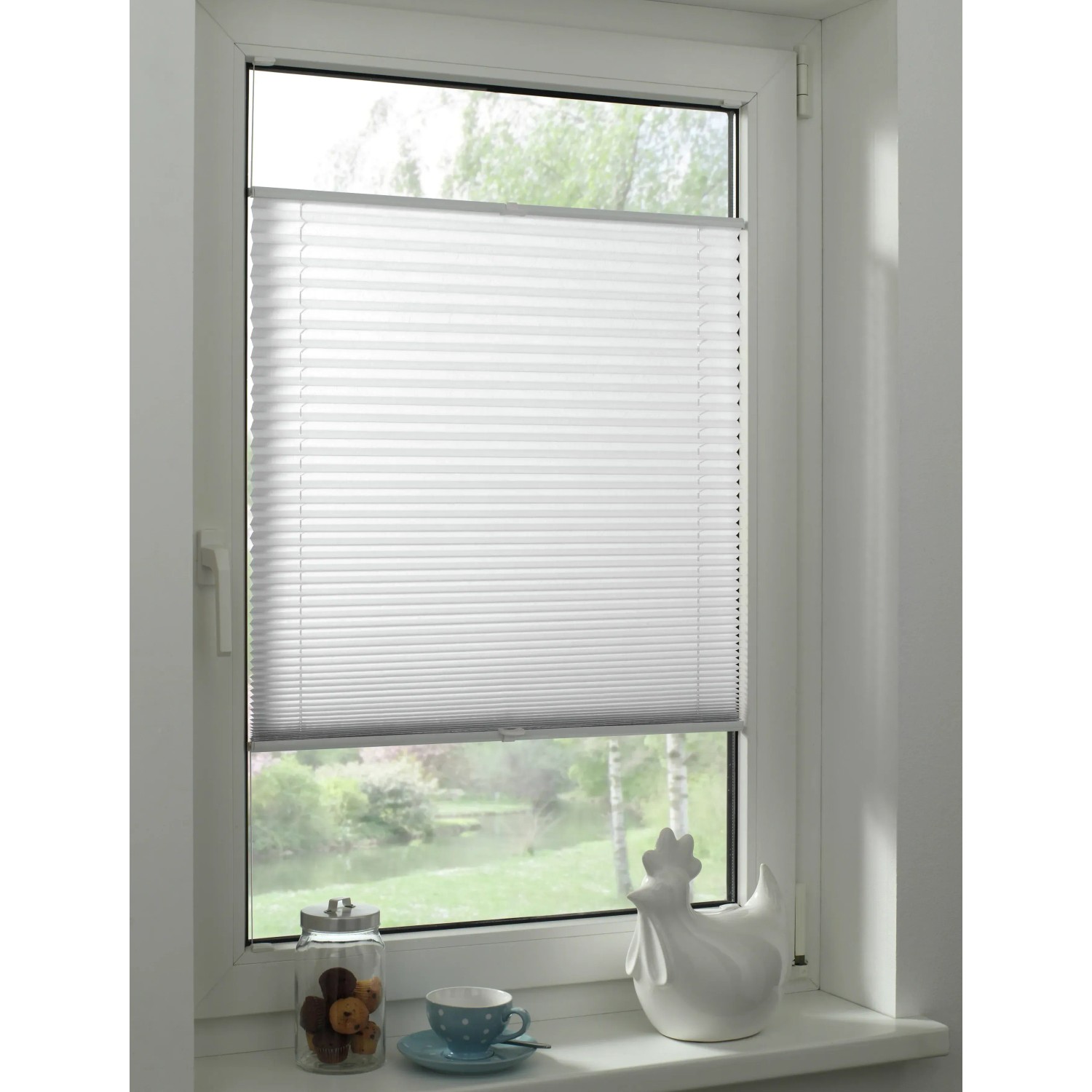 Weißes Gardinia Plissee Concept Tageslicht, 50x130 cm, am Fenster montiert.