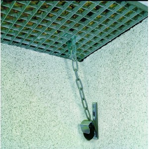 Abus Gitterrostsicherung GS40 B/SB am Lichtschachtgitter mit Kette und Wandhalterung.
