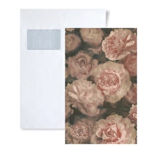Musterstück einer floralen Tapete mit rosa Rosenblüten, zur Ansicht in DIN A4 mit Briefumschlag.