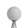 Moderne, weiße Lucande Stehlampe Kestralia mit Glas-Kugelschirm und schwarzem Dreibein-Gestell.