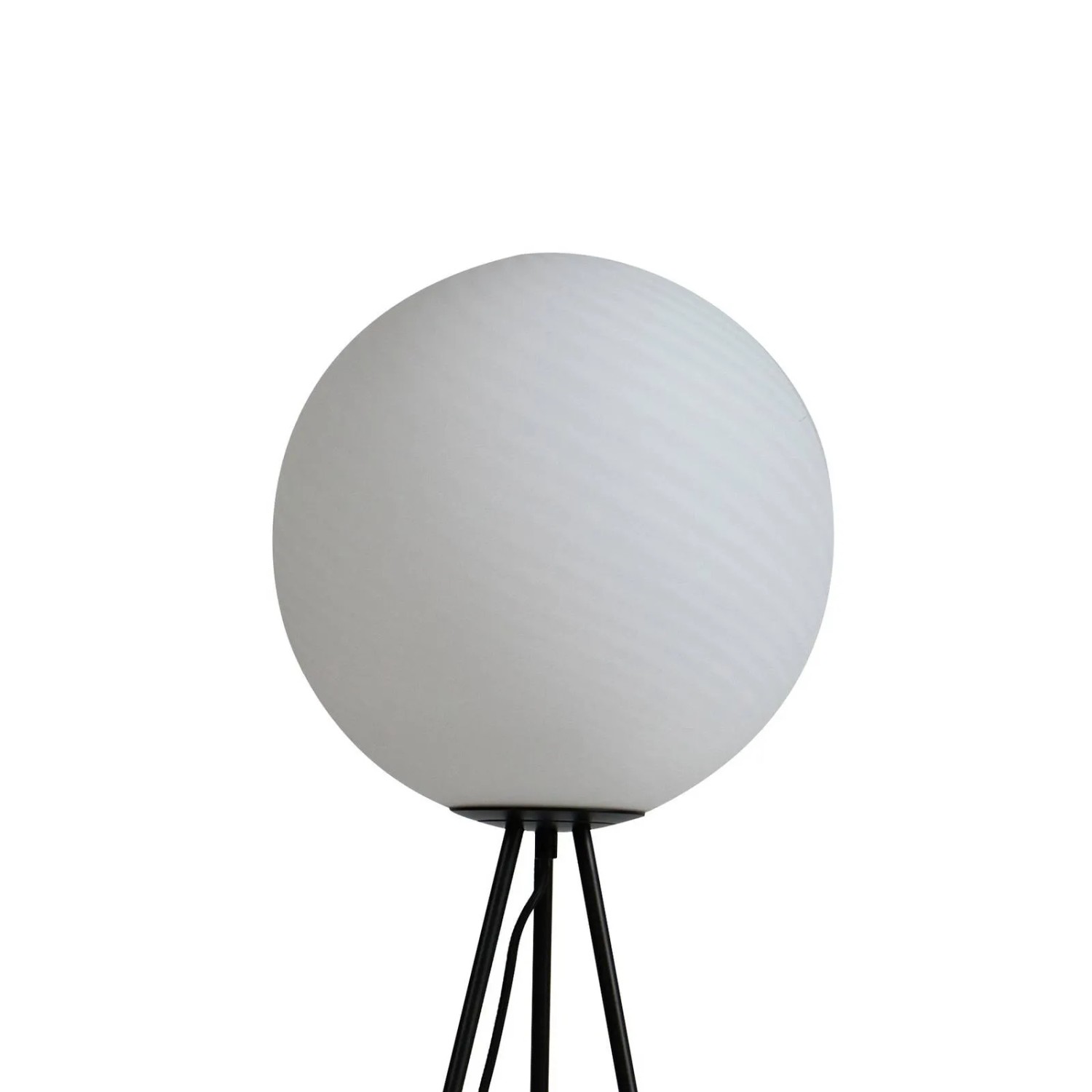 Moderne, weiße Lucande Stehlampe Kestralia mit Glas-Kugelschirm und schwarzem Dreibein-Gestell.