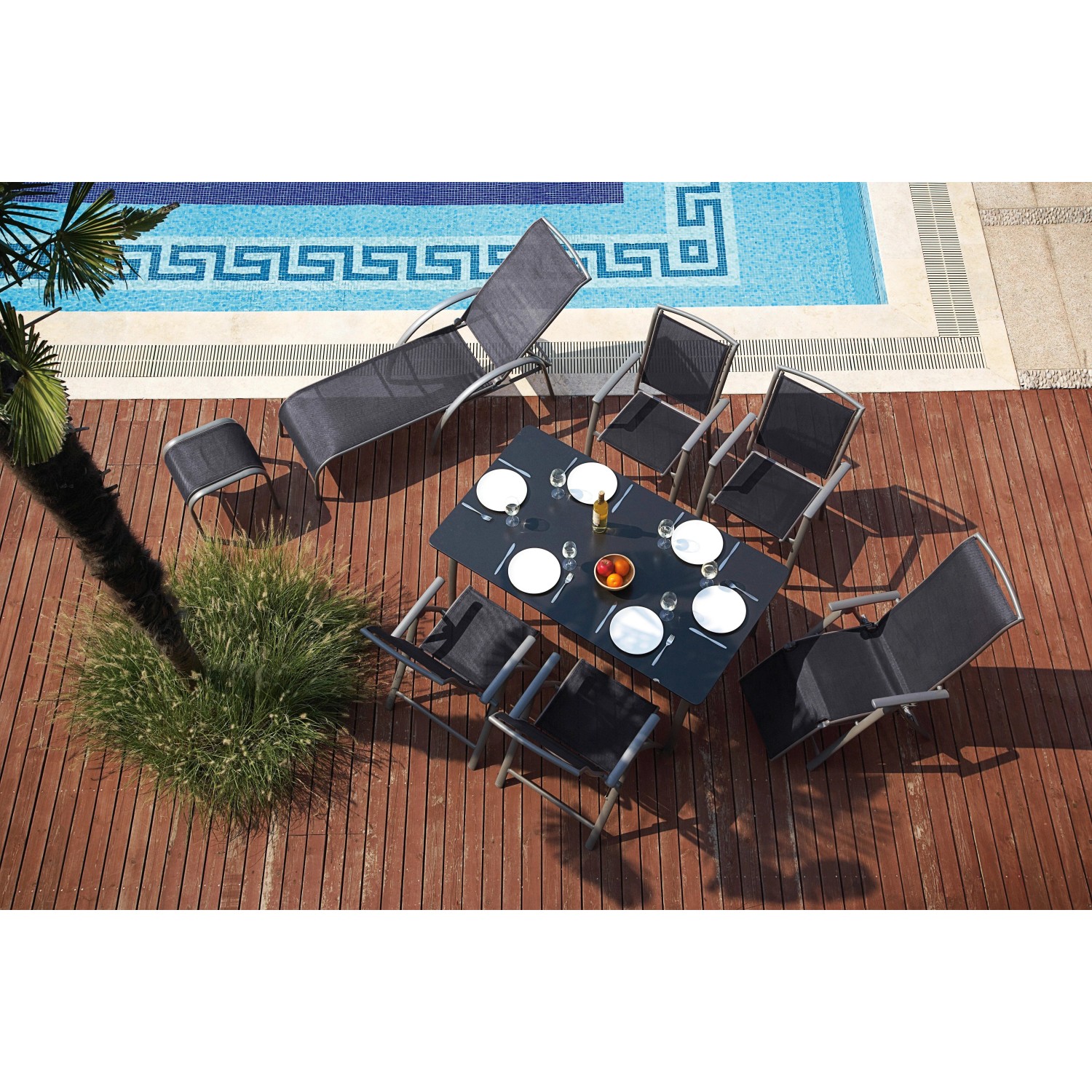 Gartenmöbel-Set mit Klappsessel Vigo, Tisch und Liege am Pool. Schwarze Textilen-Bespannung, verstellbare Rückenlehne.