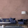 Modernes Wohnzimmer mit Wand in matter Tadessi Wall Select Taupe Wandfarbe. Blaue Möbel und Lampe.