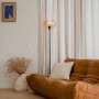 Art Deco Stehlampe Bizle in Schwarz und Braun mit bernsteinfarbenem Glas in Wohnzimmer.