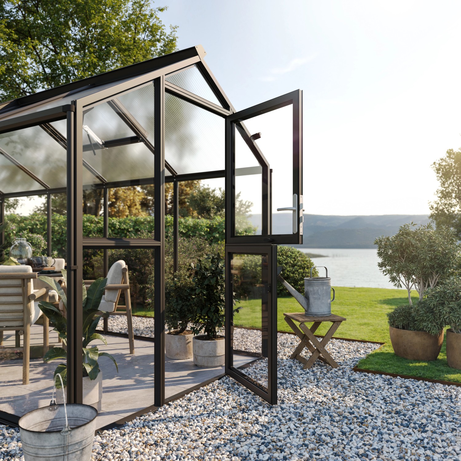 KGT Gewächshaus Novum IV, tannengrün, 11,14 m² mit geöffneter Tür und Pflanzen.