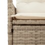Detailansicht: Beige Gartensessel aus Polyrattan mit cremefarbenen Kissen.