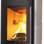 Hark Dauerbrand-Kaminofen Lova ECOplus mit Natursteinverkleidung in Grau und brennendem Holz.