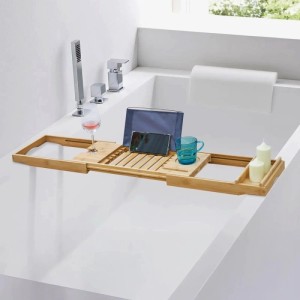Svita Ori Badewannenablage aus Bambus, ausziehbar, mit Tablet-, Weinglas- und Kerzenhalter auf Badewanne.