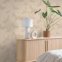 Beige Vliestapete mit elegantem Kranich-Motiv in Leinenoptik. Stilvolle Wandgestaltung für Wohnräume von Origin Wallcoverings.