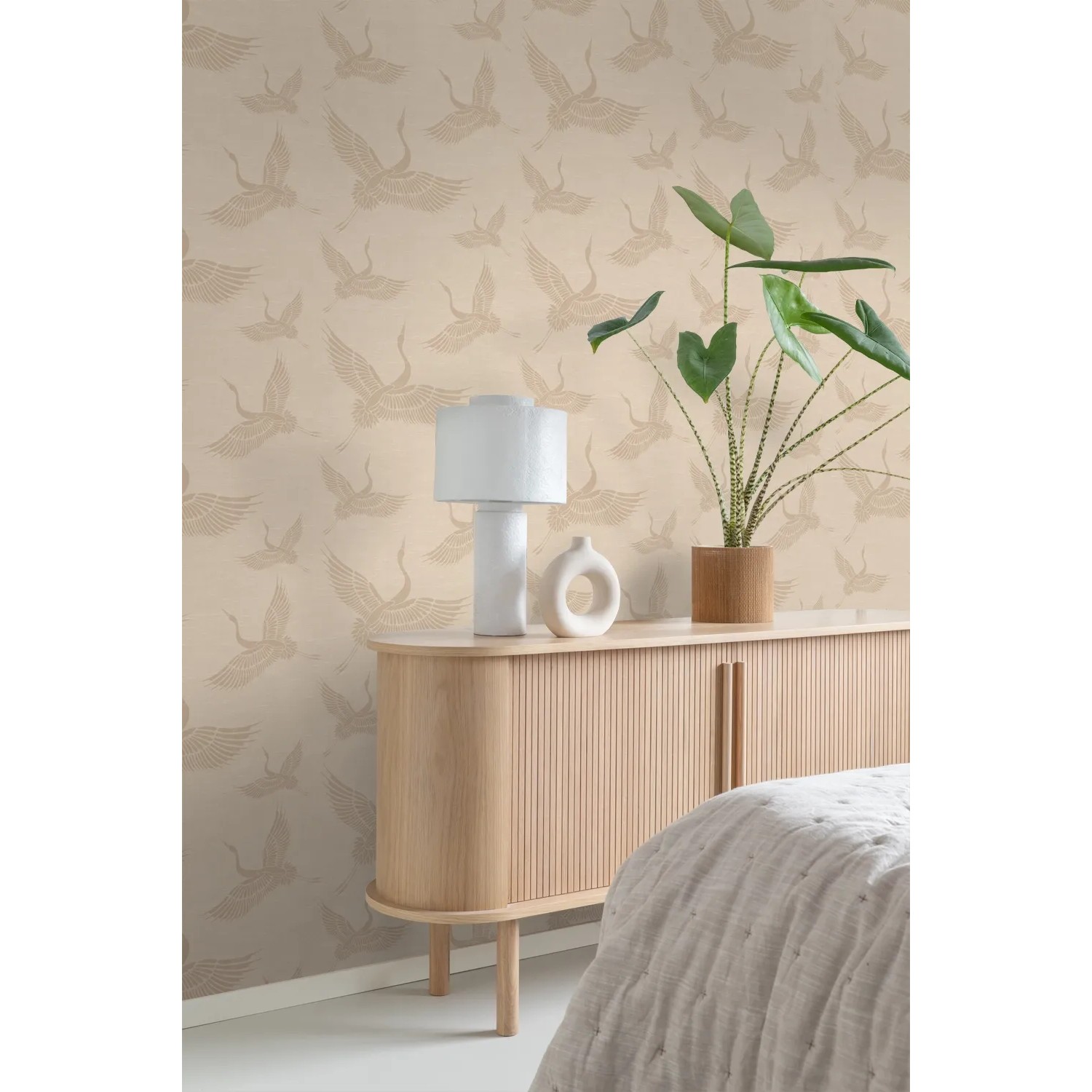 Beige Vliestapete mit elegantem Kranich-Motiv in Leinenoptik. Stilvolle Wandgestaltung für Wohnräume von Origin Wallcoverings.