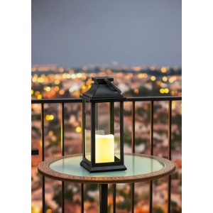 Schwarze LED Laterne ARCUS aus Kunststoff mit warmweißer LED-Flamme auf Balkontisch. Dekorative Beleuchtung für Garten & Grab.