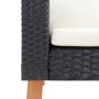 Detailansicht: Schwarzes Rattan Garten-Lounge-Set mit cremeweißen Kissen und Holzfuß.