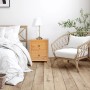 Nachttisch Pilabo aus hellem Mindi-Holz mit 2 Schubladen im rustikalen Stil, im Schlafzimmer.