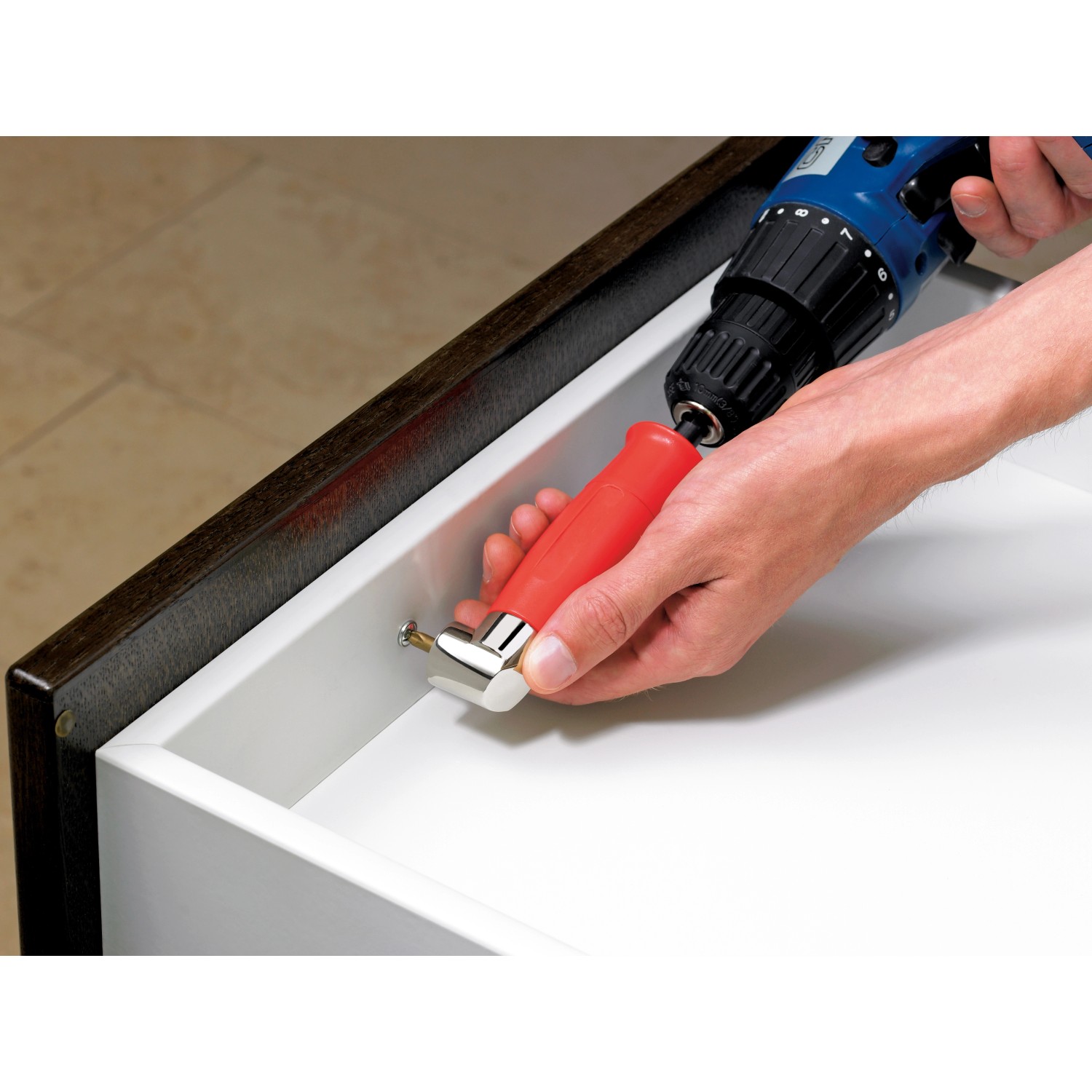 LUX Winkelschraubervorsatz im Einsatz zum Schrauben an schwer zugänglicher Stelle.