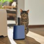 Rotho Biala Schaufel mit Halter in Horizontblau für Katzenklos, mit Katze im Hintergrund.