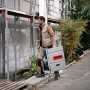 Bosch Professional Akku-Tischkreissäge GTS 18V-216 Solo im Einsatz: Handwerker trägt die Säge auf einer Baustelle.