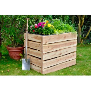 T & J Hochbeet Herlev aus Lärche, 80x108x64cm, bepflanzt mit Blumen und Kräutern im Garten.
