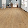 Verlegtes Living by Haro XL Laminat 8 mm Eiche Calgary Natur im Küchenambiente.