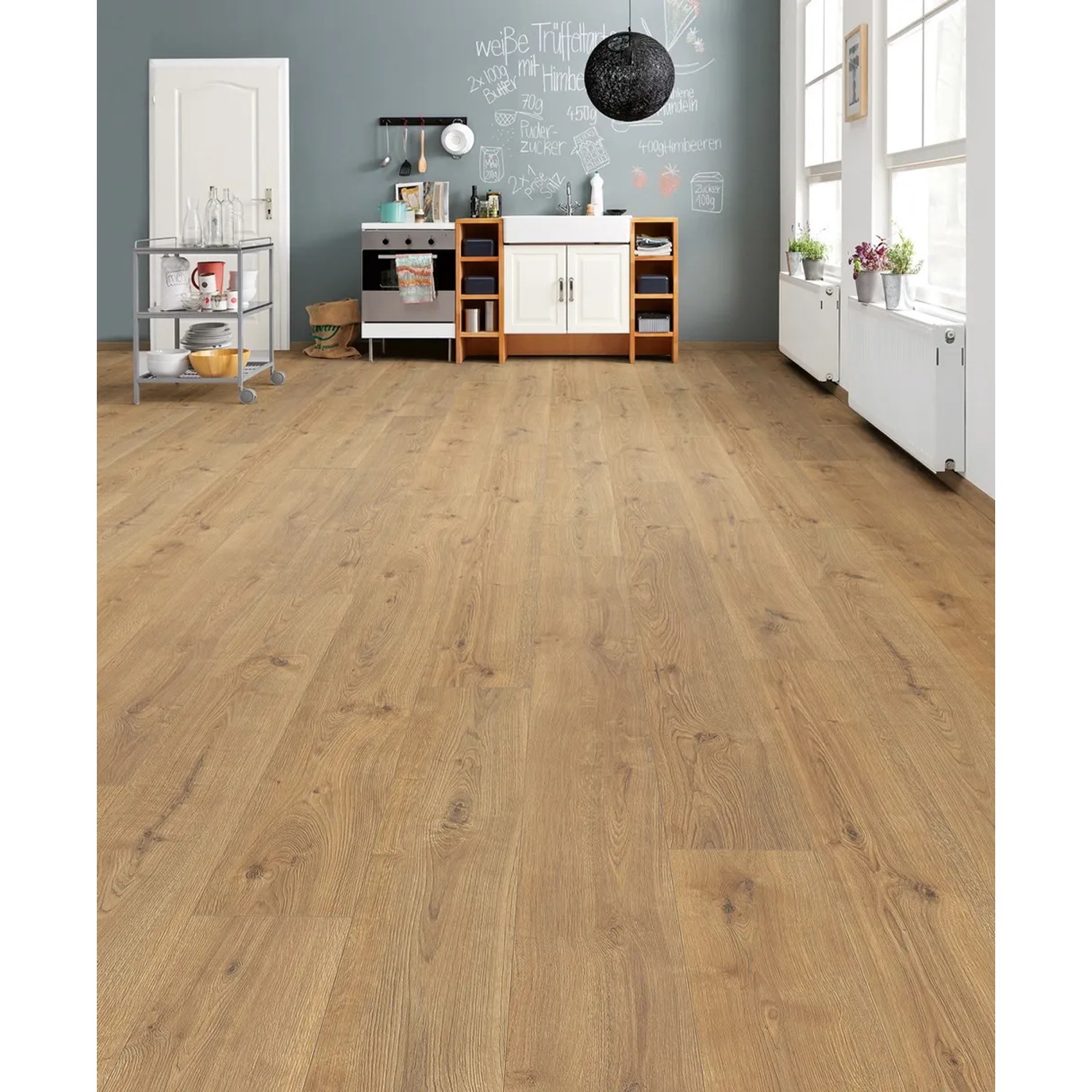 Verlegtes Living by Haro XL Laminat 8 mm Eiche Calgary Natur im Küchenambiente.