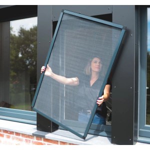 Frau montiert weißen Avosdim Fliegengitter-Rahmen (4er-Pack) am Fenster.