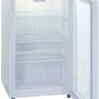 Weißer PKM Glastür-Kühlschrank GKS102 mit drei Drahtablagen und geöffneter Tür.